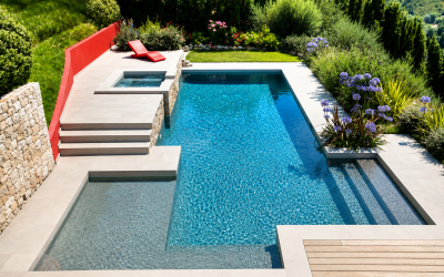 Construction piscine design avec plage immergée à Saint-Tropez