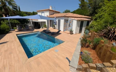Réalisation de piscine creusée avec terrasse et douche extérieure dans le Var