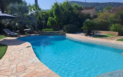 Construction de piscine de forme libre dans le Var