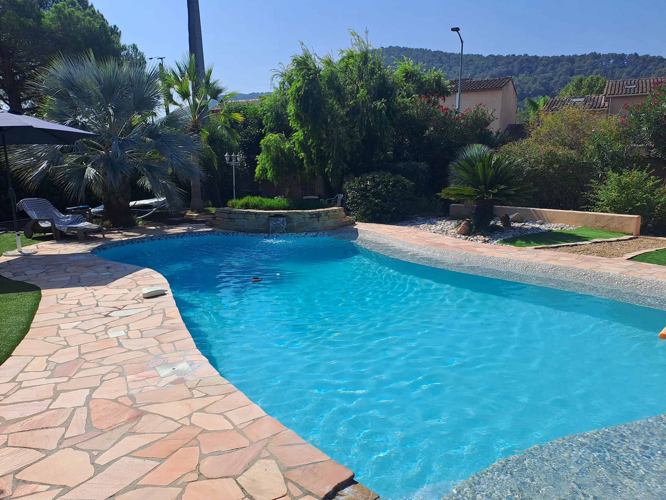 Construction de piscine de forme libre dans le Var : créez un bassin sur mesure