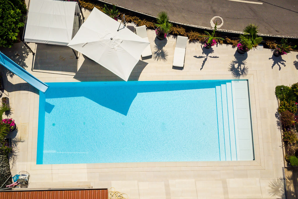 Quelle est la durée de vie d’une piscine en béton par rapport à une piscine en coque ?