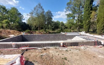 Réalisation de piscine creusée en béton monobloc dans le Var