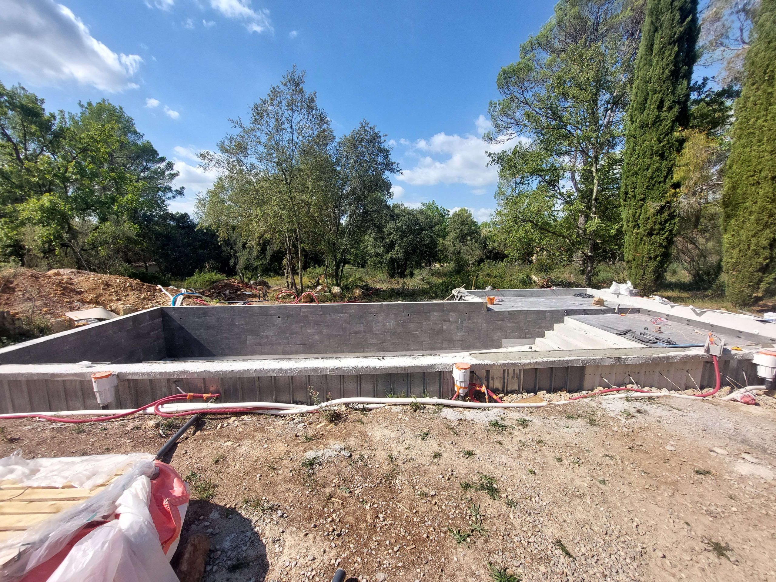 piscine creusée en béton monobloc